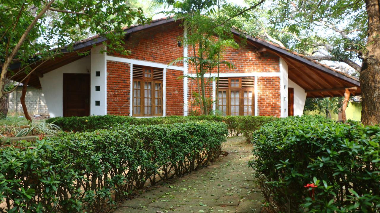 Royal Green Garden Hotel Puttalam Exterior photo