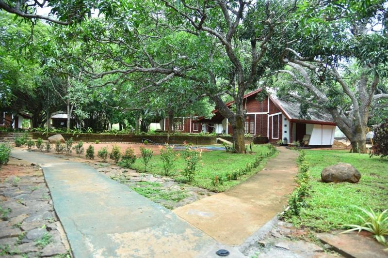 Royal Green Garden Hotel Puttalam Exterior photo